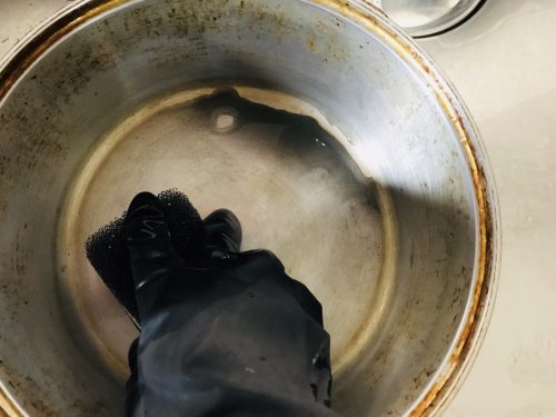 無水鍋をナイロンたわしで擦ると水が黒くなる