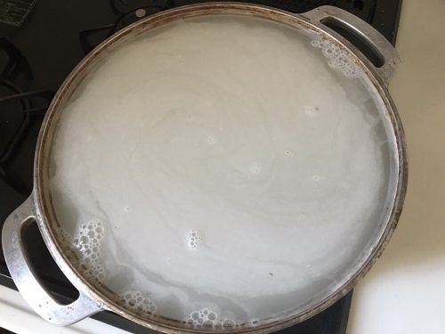 米のとぎ汁を張った無水鍋