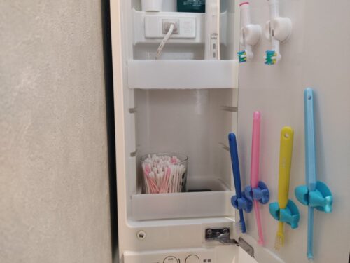 マーナの歯ブラシホルダーを洗面台鏡裏に収納したところ